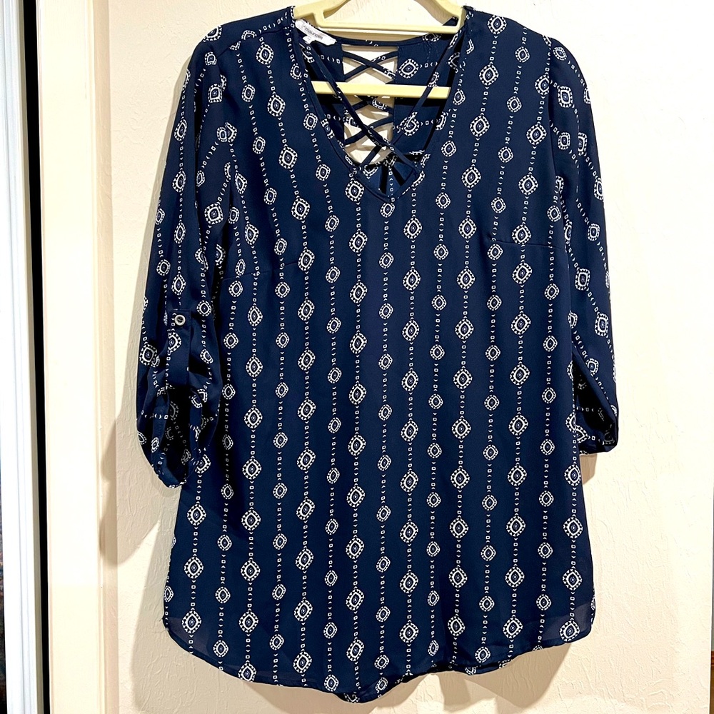 Maurices navy/white light weight top. Cute details. Size M. Excellent condition